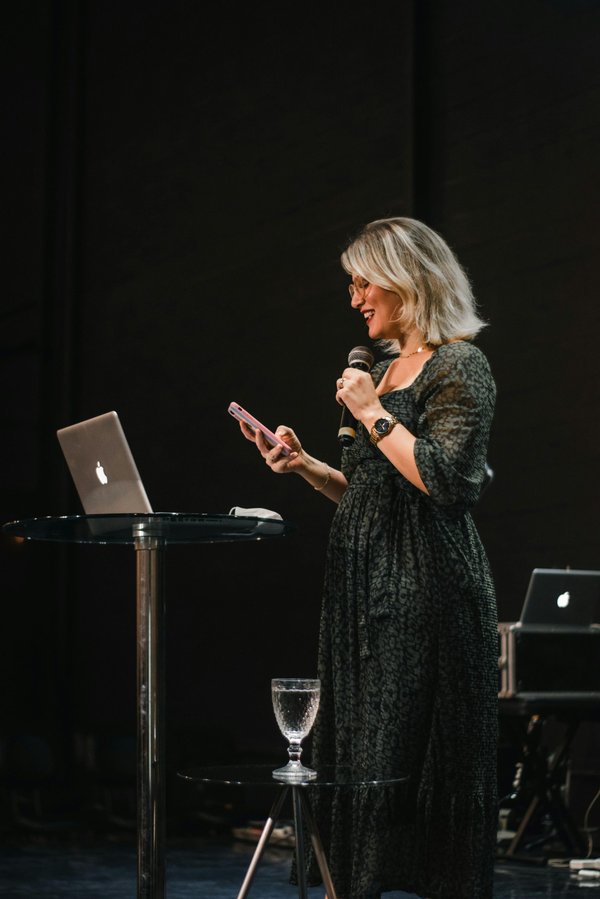 Ariane douguet : maître de cérémonie lyrique et coaching holistique